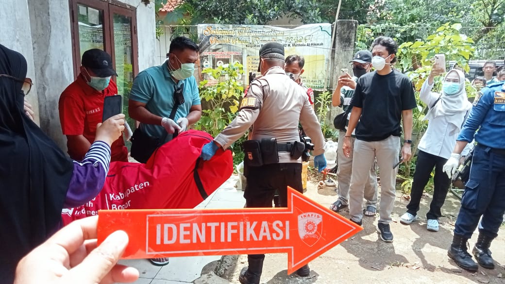 Petugas mengevakuasi mayat yang ditemukan warga Kampung Babakan Sabrang, Desa Babakan, Kecamatan Ciseeng, Kabupaten Bogor, Rabu 3 Desember 2025.
