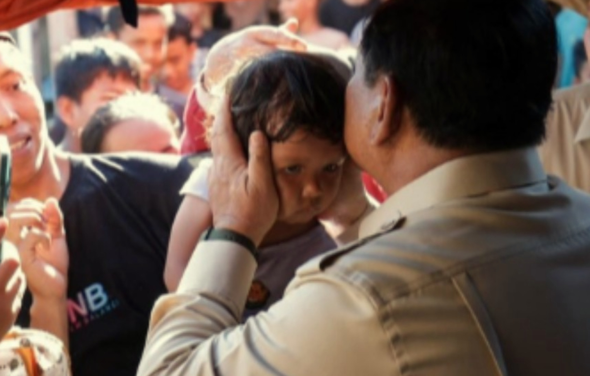 Presiden Prabowo Subianto memastikan penyaluran bansos untuk warga Padang Pariaman yang terdampak banjir.