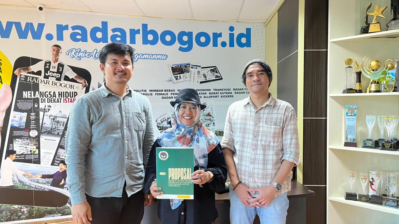 Sekretaris Umum Bakti Lintas Agama, Ridwan Adi Nugraha (kiri) saat berkunjung ke Graha Pena Radar Bogor.