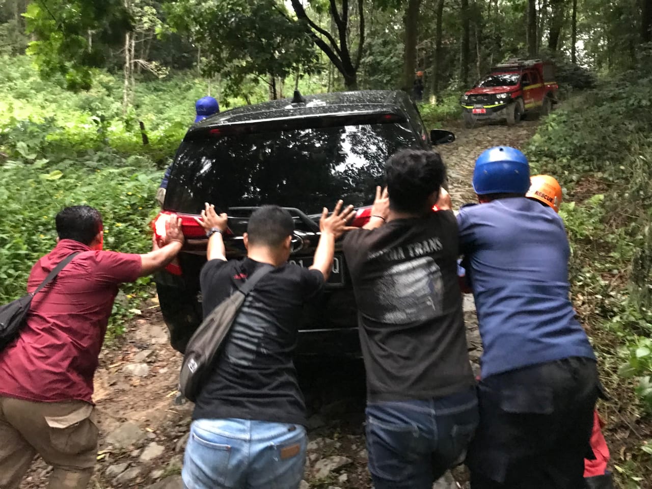 Petugas Damkar Kabupaten Bogor, saat membantu mengevakuasi kendaraan tergelincir usai tersesat di kawasan Gunung Pancar, Kecamatan Babakan Madang.