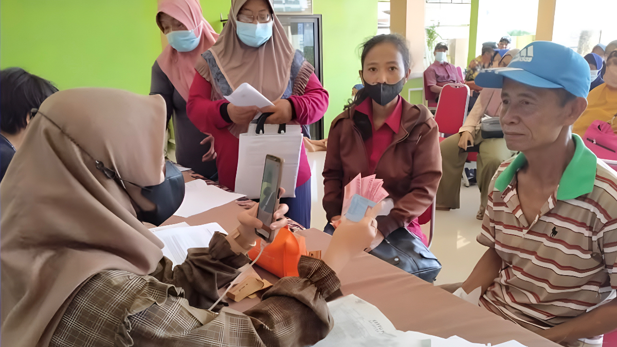 Ilustrasi: Penyaluran bantuan sosial (bansos) kepada masyarakat penerima manfaat.