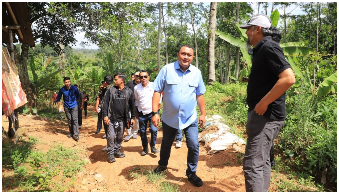Bupati Bogor, Rudy Susmanto saat meninjau lokasi Hutan Kota di Desa Tajur, Citeureup. Program Satu Kecamatan Satu Hutan Kota terus digenjot.  Foto: Diskominfo for Radar Bogor