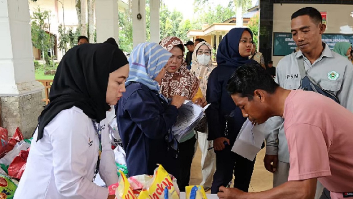 Ilustrasi KPM menerima penyaluran bansos BPNT dan pangan.