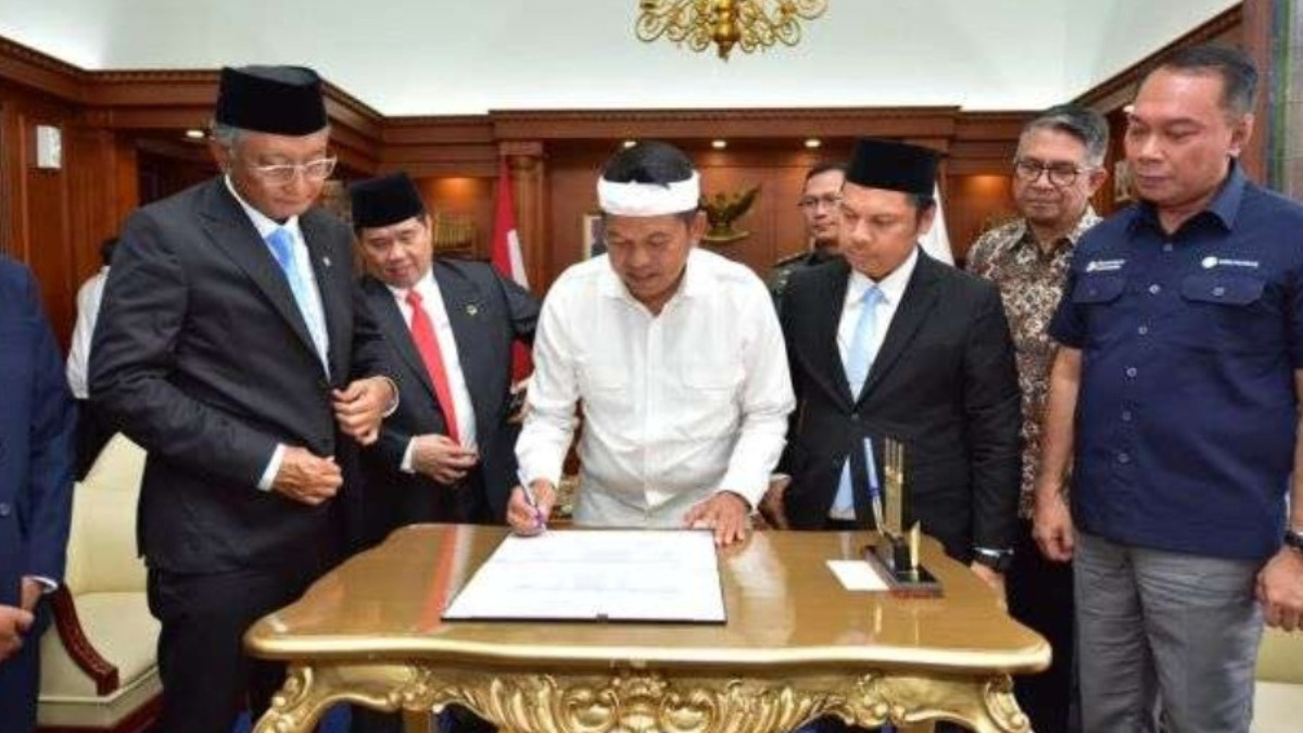 Gubernur Jawa Barat Dedi Mulyadi menandatangani Perjanjian Kerja Sama antara Pemdaprov Jabar, Direktorat Jenderal Bina Marga Kementerian PUPR, PT Jasa Marga, dan PTPN I Regional 2 di Gedung Sate.