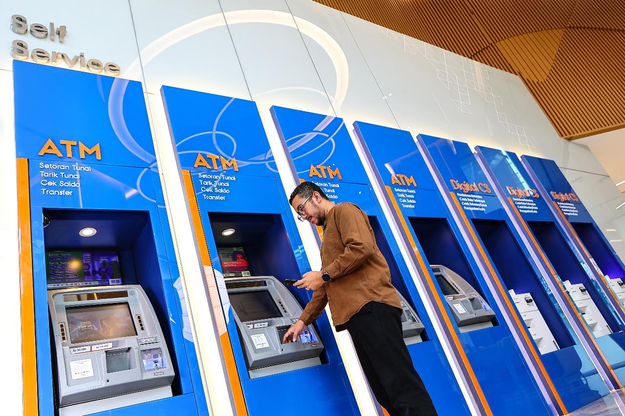 Ilustrasi: Salah seorang nasabah sedang melakukan transaksi di ATM Bank BRI.