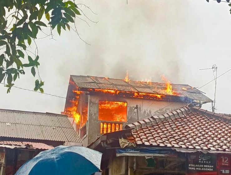 Kebakaran rumah warga di Jalan As Shogiri Kecamatan Bogor Utara, Kota Bogor, Kamis 4 Desember 2025.