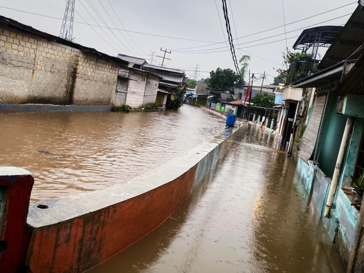 Salah satu ruas jalan di Kota Depok yang tergenang banjir akibat hujan deras, Kamis 4 Desember 2025.