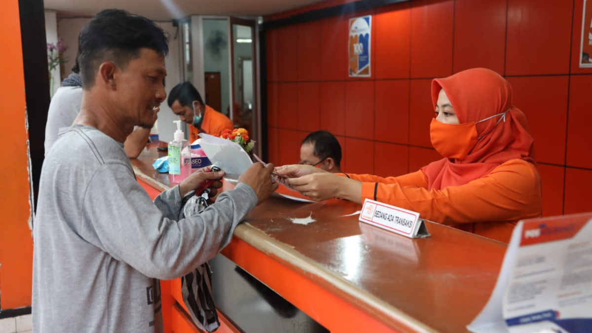 Ilustrasi: Penyaluran bantuan sosial (bansos) kepada KPM di Kantor Pos.