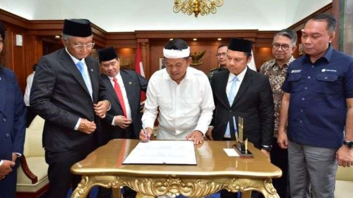 Gubernur Jawa Barat Dedi Mulyadi saat acara penandatanganan perjanjian kerja sama soal rencana pembangunan infrastruktur Jabar.