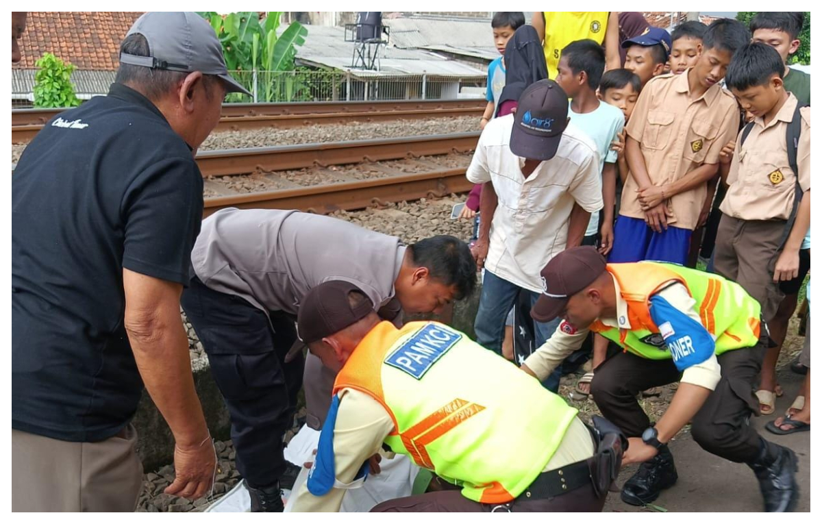 Proses evakuasi pria paruh baya yang terserempet kereta api di Cilebut Timur, Kecamat Sukaraja, Kabupaten Bogor, Kamis 4 Desember 2025.
