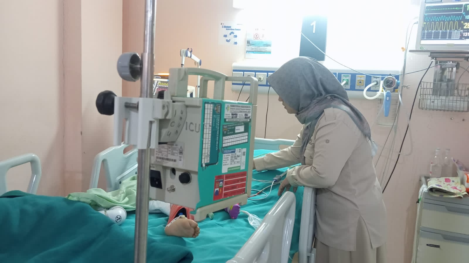 Komisioner KPAD Kabupaten Bogor saat mendampingi korban penganiayaan ayah tiri di rumah sakit.