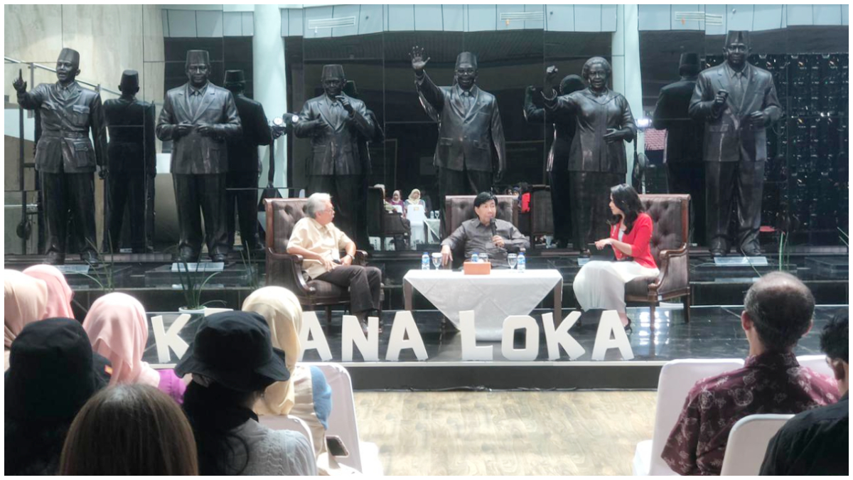 Guruh Soekarno Putra dan Endang Sumitra saat menyampaikan materi di Panggung Lestari Museum Kepresidenan Balai Kirti