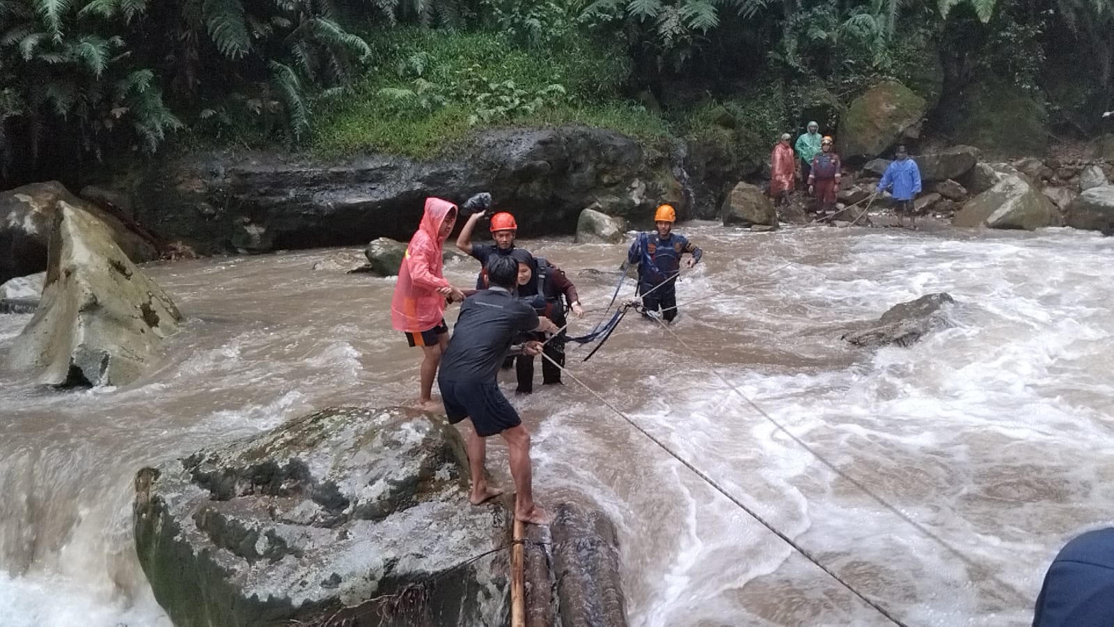 Petugas berhasil mengevakuasi lima wisatawan yang terjebak arus sungai di Curug Seribu, Desa Ciasihan, Kecamatan Pamijahan, Kamis 4 Desember 2025 sore.