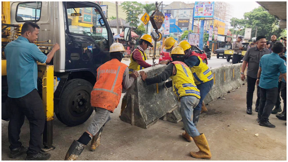 Petugas saat menutup U Turn di Jalan Sholeh Iskandar menggunakan barier beton.