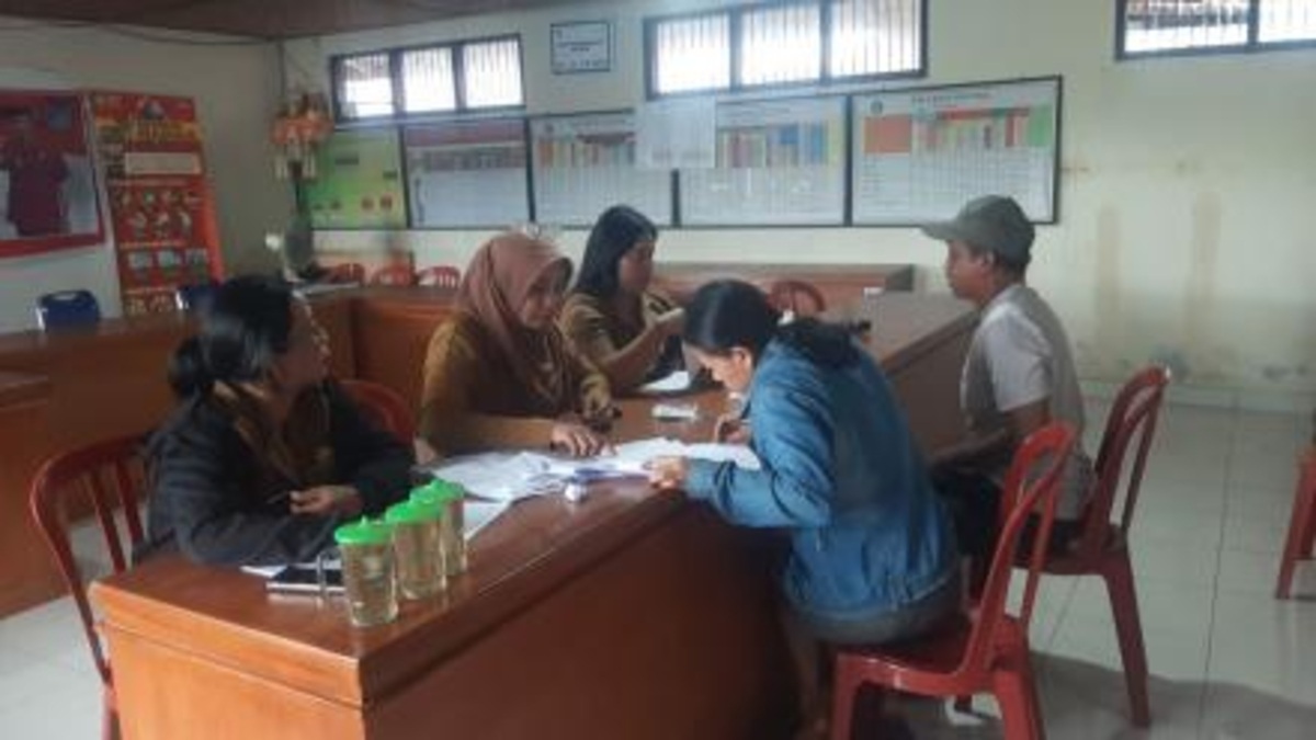 Penyaluran bansos kepada keluarga penerima manfaat