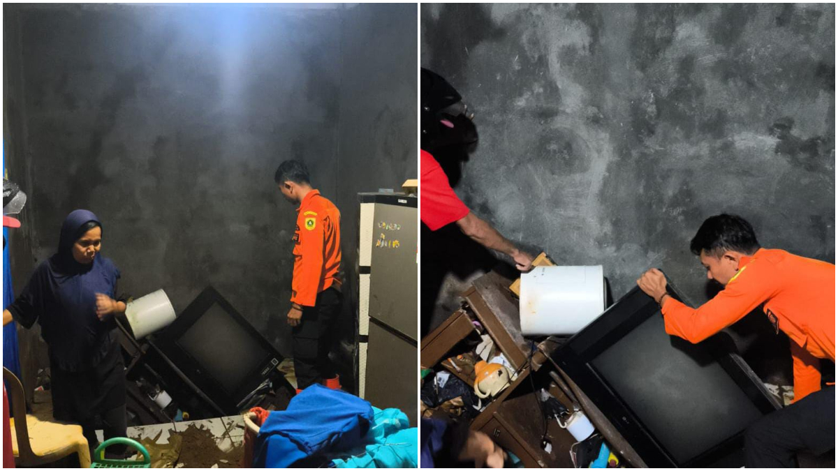 Petugas BPBD Kabupaten Bogor saat membantu membersihkan material di rumah milik warga.