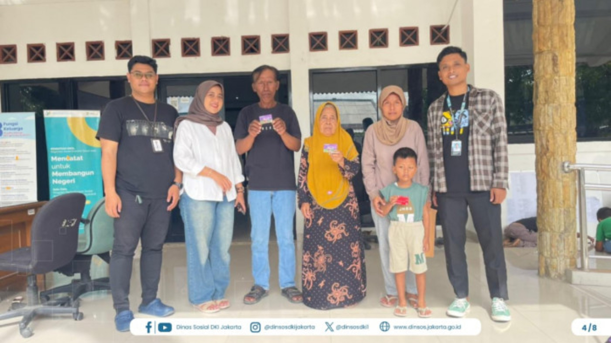 Ilustrasi. Pembagian kartu KKS untuk KPM bansos PKH BPNT