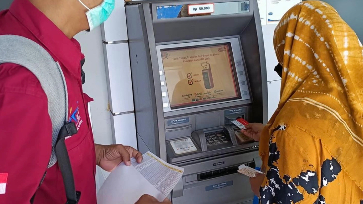 Ilustrasi. KPM bansos PKH BPNT menarik dana bantuan.