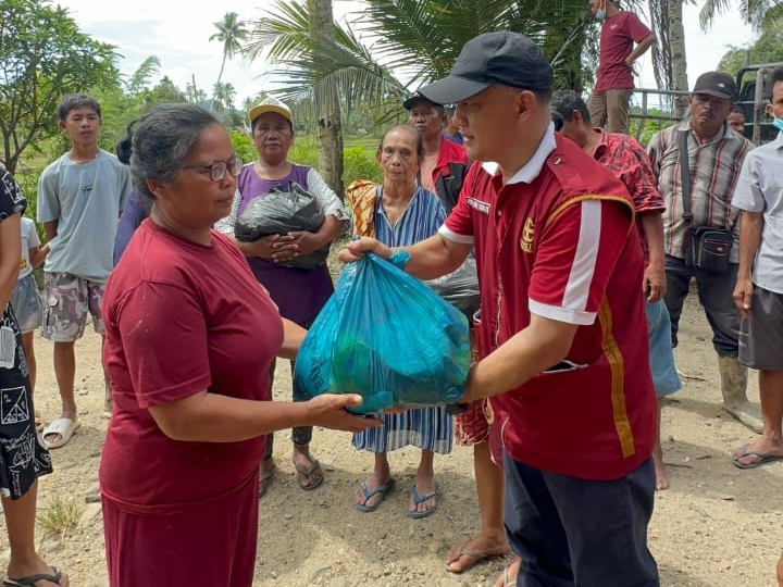 Penyerahan bantuan kepada warga korban bencana alam di Sumatera dari AUJP.