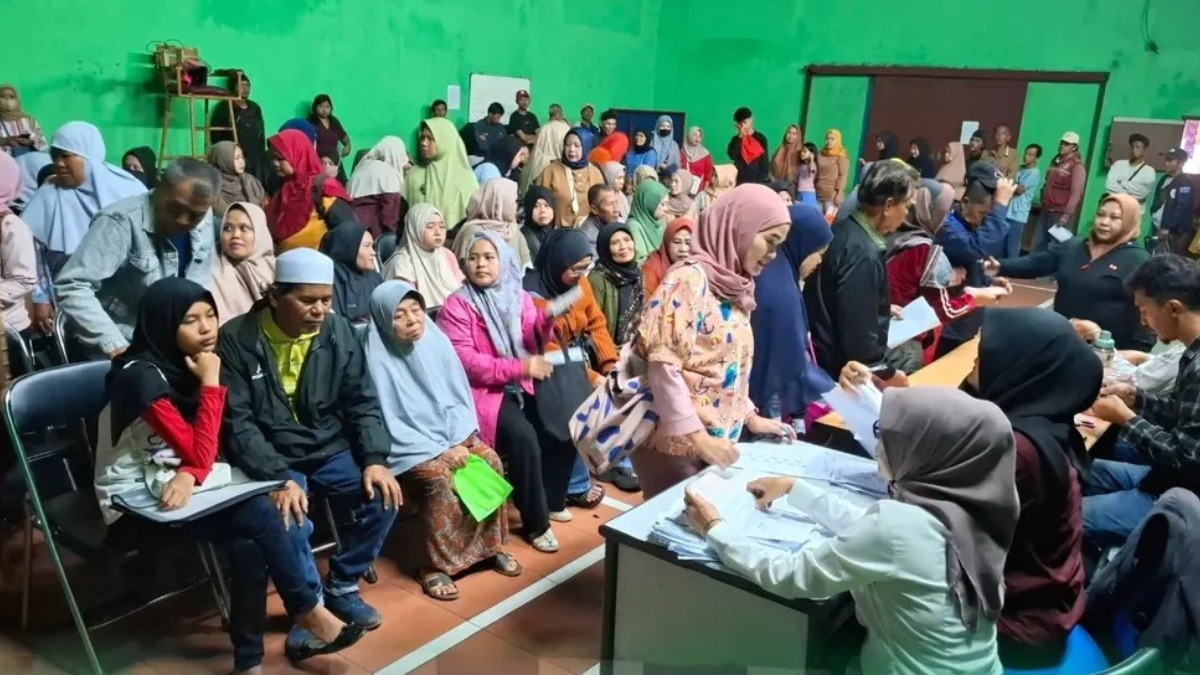 Ilustrasi antrean KPM saat mencairkan dana bansos