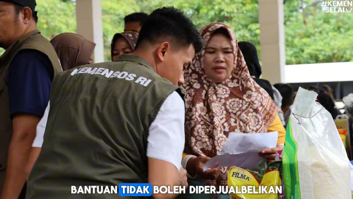 Ilustrasi petugas menyalurkan bantuan ke KPM bansos