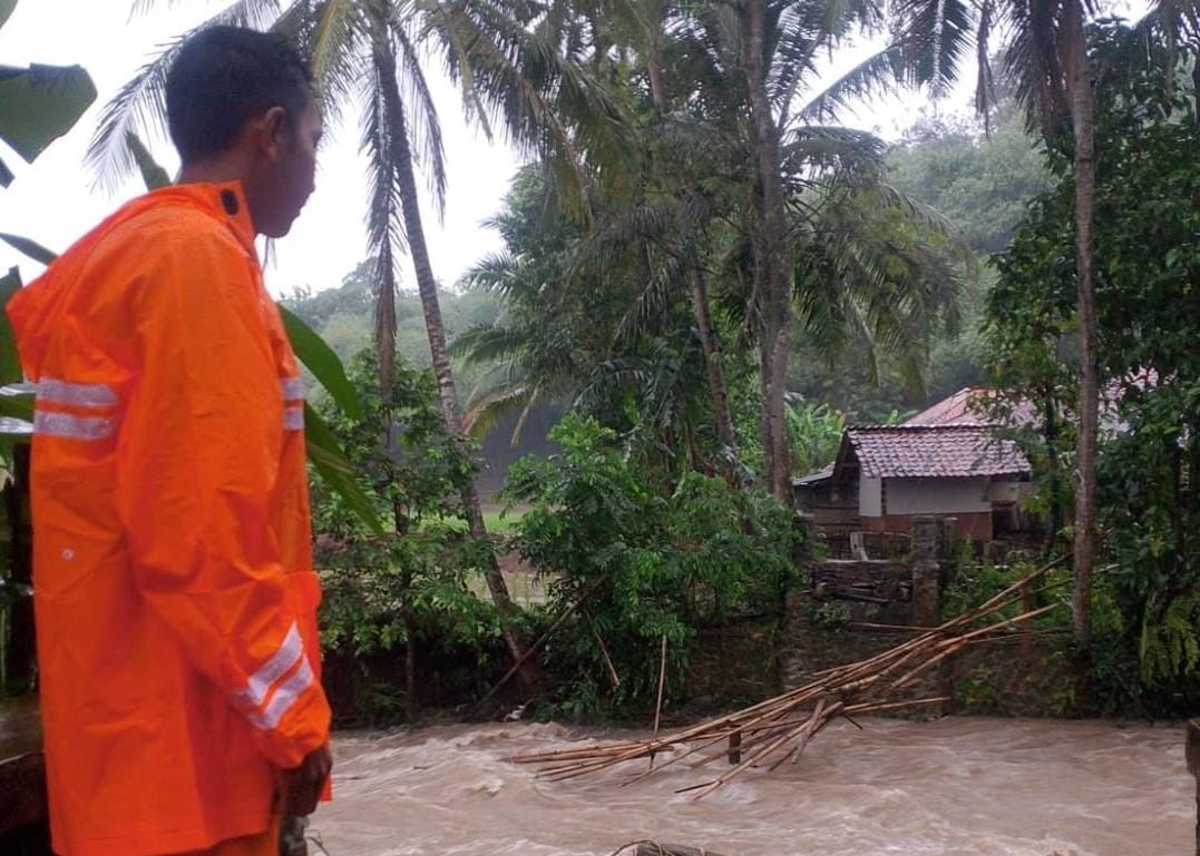 Jembatan bambu hanyut diterjang luapan sungai Ciomas di Kecamatan Cariu, Kabupaten Bogor.