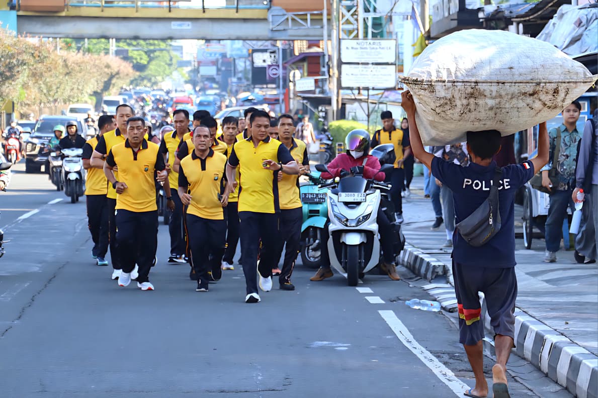 Kapolres Metro Depok pimpin olahraga rutin jajaran anggotanya pada Jumat, 5 Desember 2025 pagi.