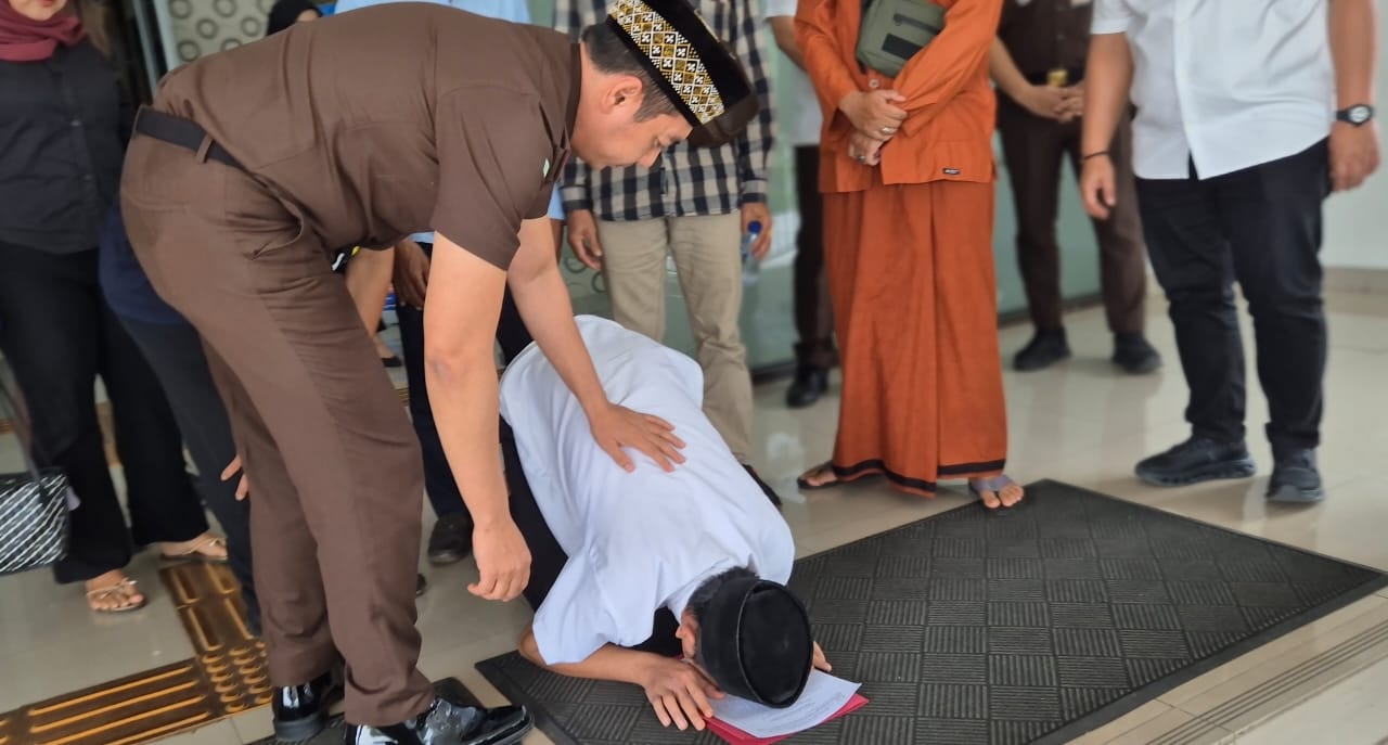 Kejari Kabupaten Bogor saat memberikan restoratif justice kepada tersangka penadah curian.