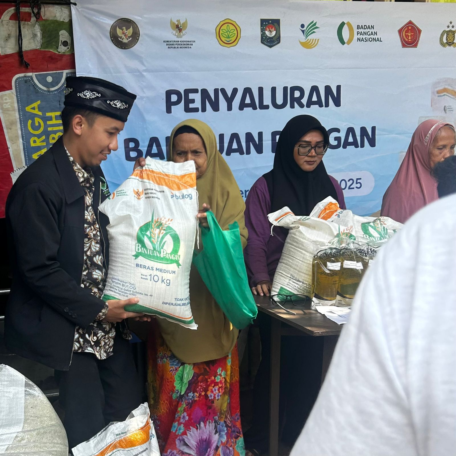 Penyaluran bantuan pangan untuk warga Kelurahan Balumbang Jaya, Kecamatan Bogor Barat, Kota Bogor.
