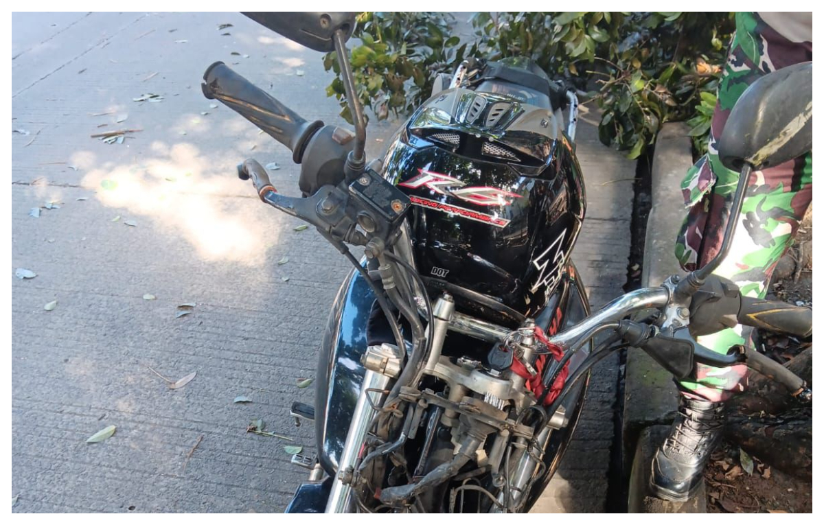 Tampak motor yang ringsek akibat tertimpa pohon di Pandu Raya, Kota Bogor.
