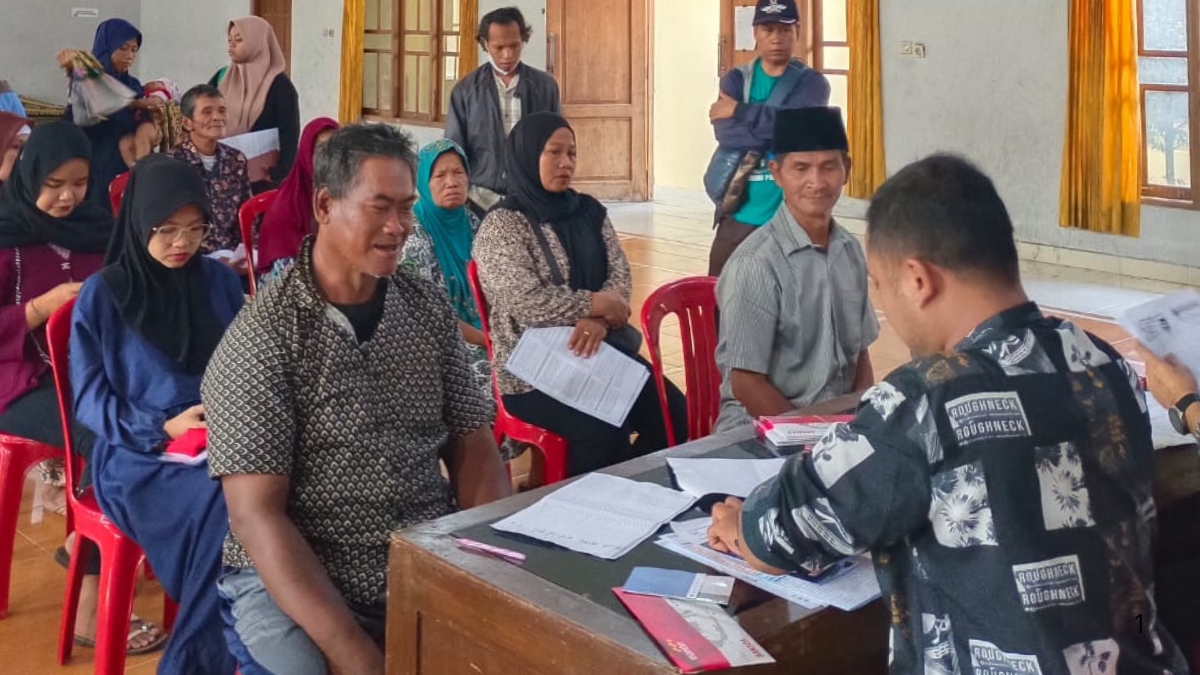 Penyaluran Kartu Keluarga Sejahtera kepada penerima manfaat.