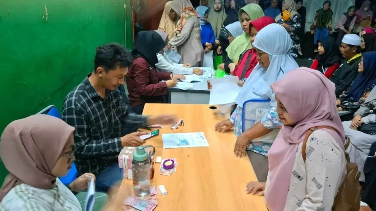 Para KPM sedang mengambil dana bansos