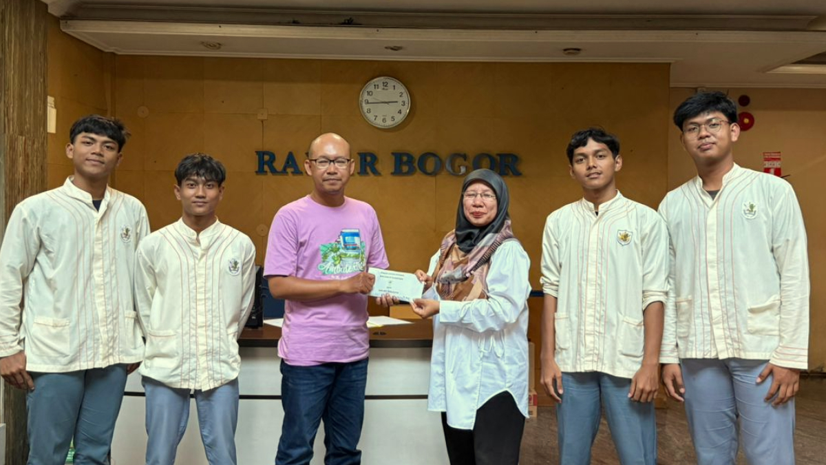 Perwakilan SMK Adi Sanggoro menyerahkan donasi untuk para korban bencana Aceh dan Sumatera di Graha Pena Radar Bogor.