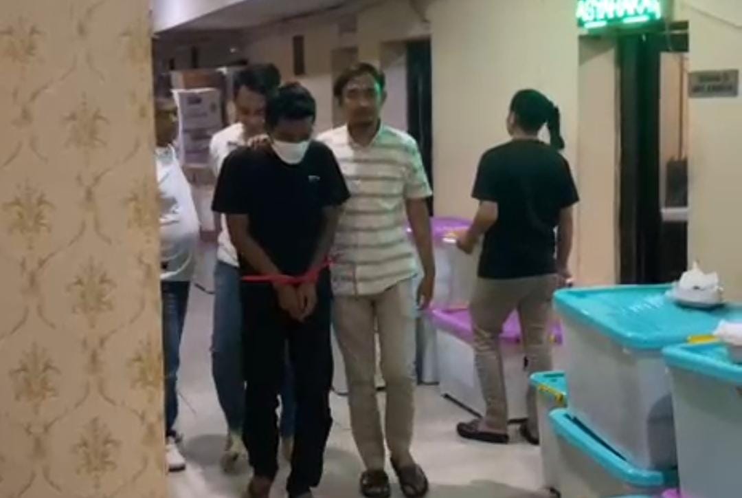 Tersangka penganiayaan balita di Tajurhalang, Kabupaten Bogor, saat dibawa ke ruang tahanan di Mapolres Metro Depok.