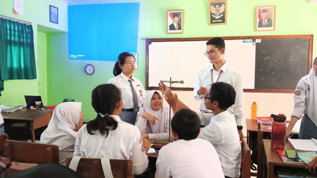 Ilustrasi kegiatan belajar mengajar di kelas