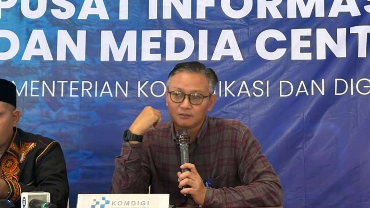 Wiaji Cahyaningrum, Pranata Humas Ahli Madya Komdigi, memberikan penjelasan resmi terkait beredarnya hoaks saat konferensi pers di Banda Aceh, Selasa (2/12/2025).