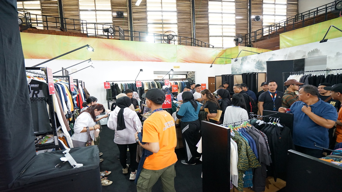 Mega Bazaar EIGER hadiah akhir tahun diserbu pengunkung.