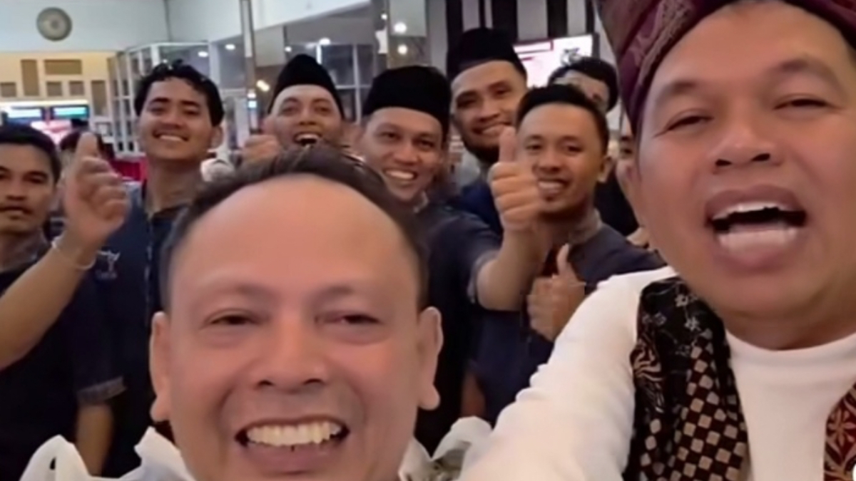 Gubernur Jawa Barat Dedi Mulyadi saat memborong makanan di Rumah Makan Lamun Ombak.
