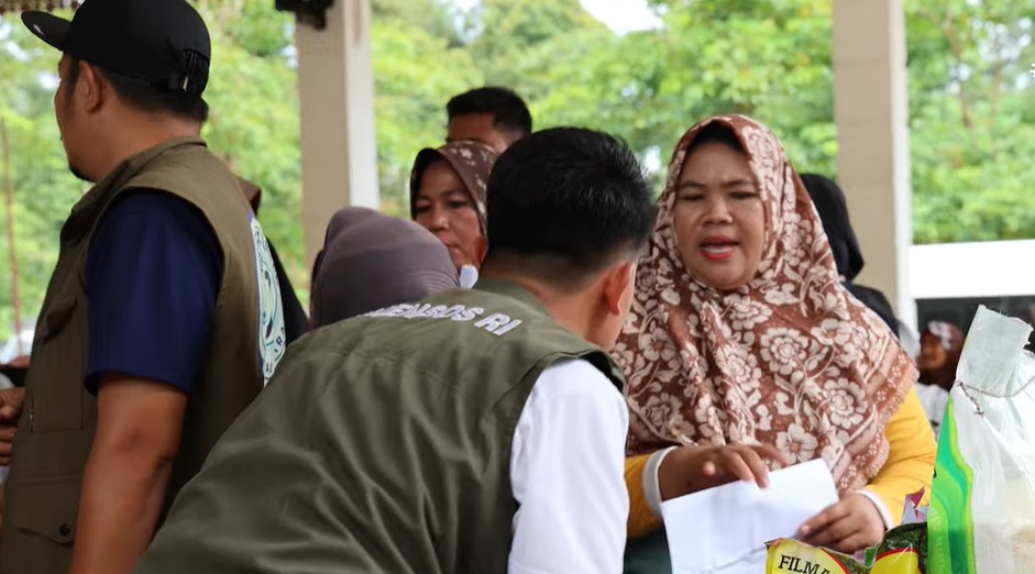 Ilustrasi proses penyaluran bantuan pemerintah