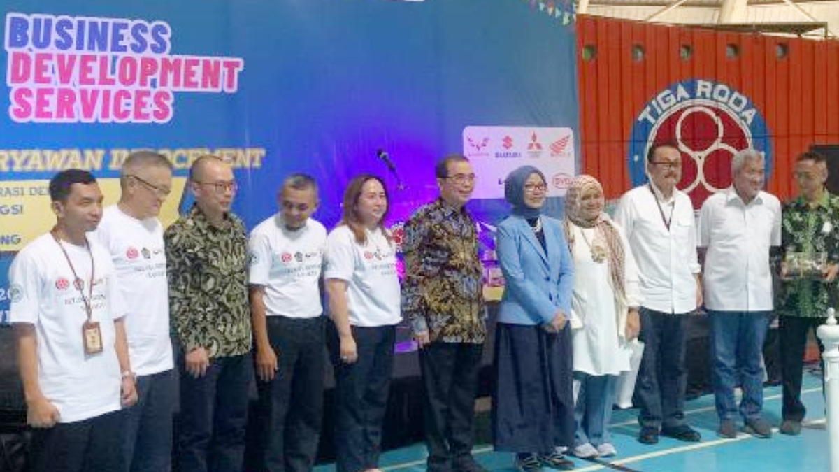 Dirut ITP Christian Kartawijaya (tengah) didampingi Ketua KKI Sumarno (paling kiri) bersama panitia, perwakilan Kantor Pelayanan Pajak dan tamu undangan.