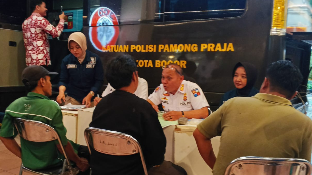 Tindak Pidana Ringan (Tipiring) terkait pelanggaran Kawasan Tanpa Rokok (KTR) dilakukan di Mall Botani Square.
