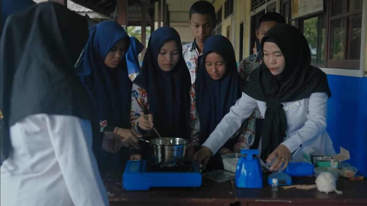 Ilustrasi kegiatan praktik belajar guru dan murid
