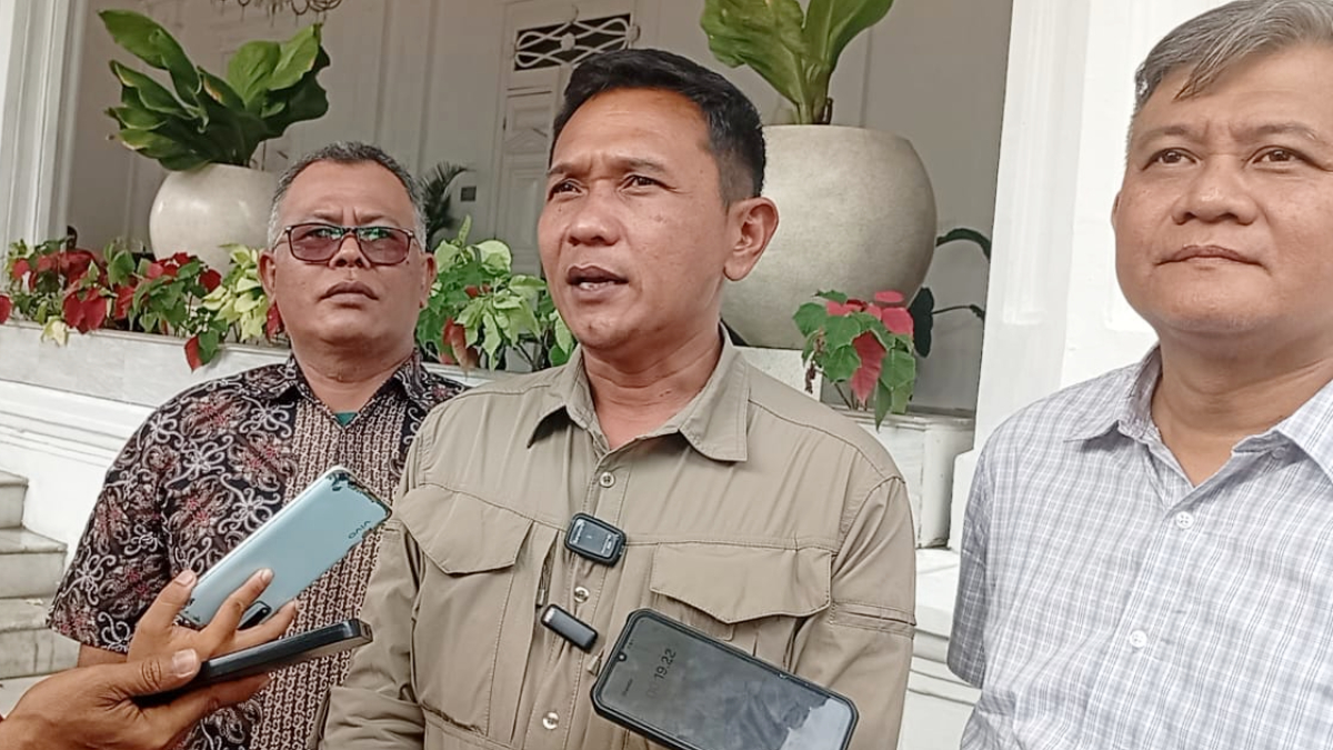 Kepala Dinas Sosial (Dinsos) Kota Bogor Atep Budiman (tengah) saat memberikan keterangan kepada wartawan pada Hari Disabilitas Internasional 2025.