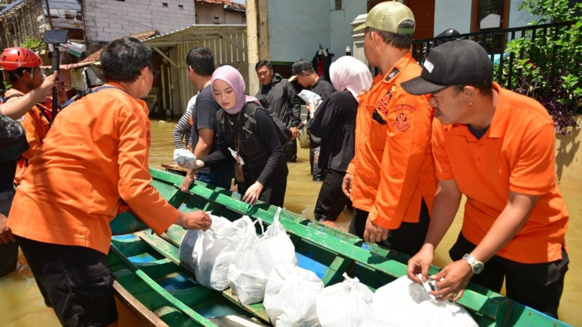 Ilustrasi: Petugas BPBD Jawa Barat menyalurkan&nbsp;bantuan kepada warga terdampak banjir beberapa waktu lalu.