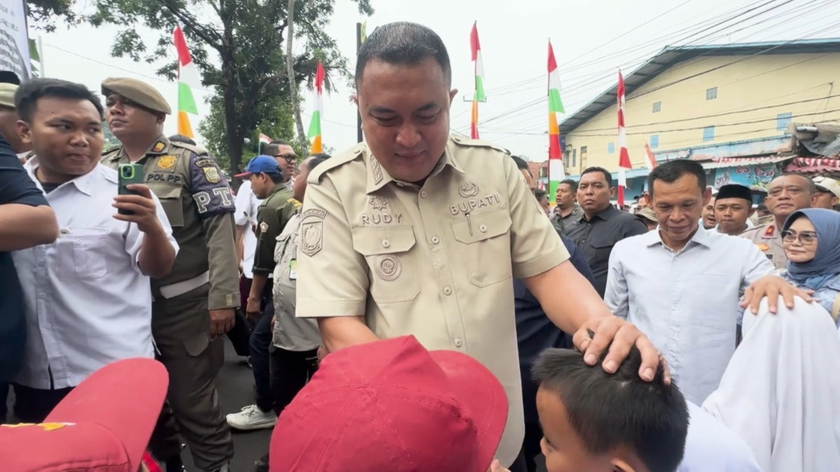 Bupati Bogor Rudy Susmanto saat berkunjung ke salah satu sekolah di Kabupaten Bogor.&nbsp;
