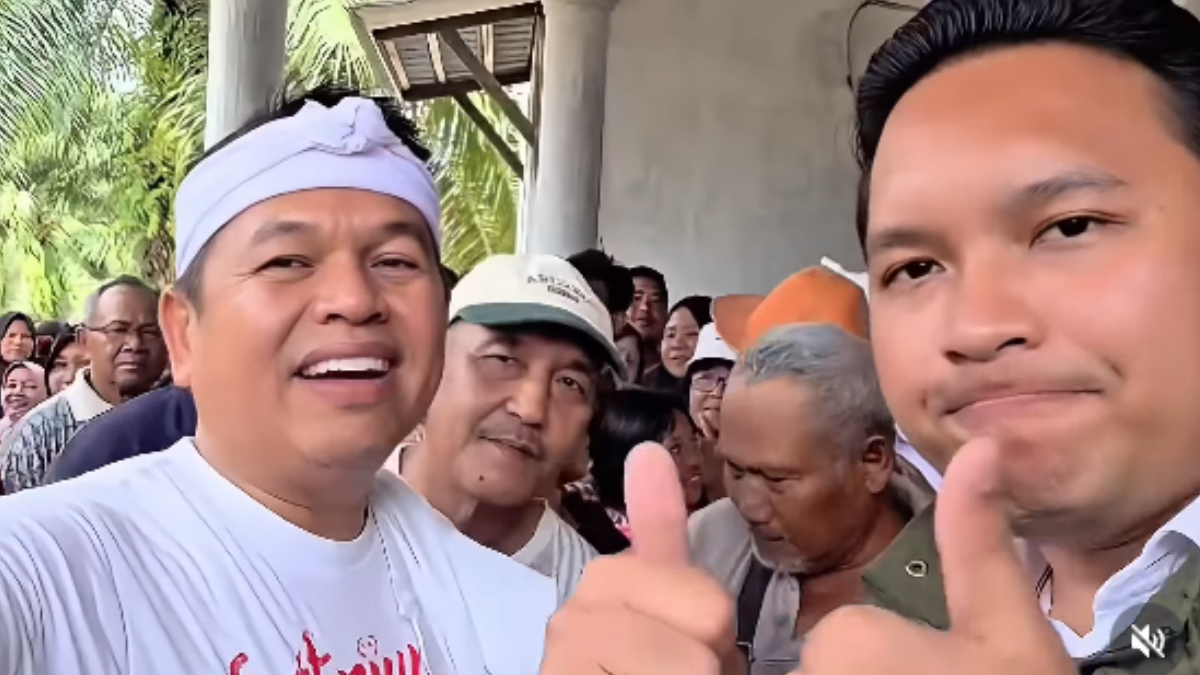 Gubernur Jawa Barat Dedi Mulyadi bersama warga Aceh Tamiang.&nbsp;