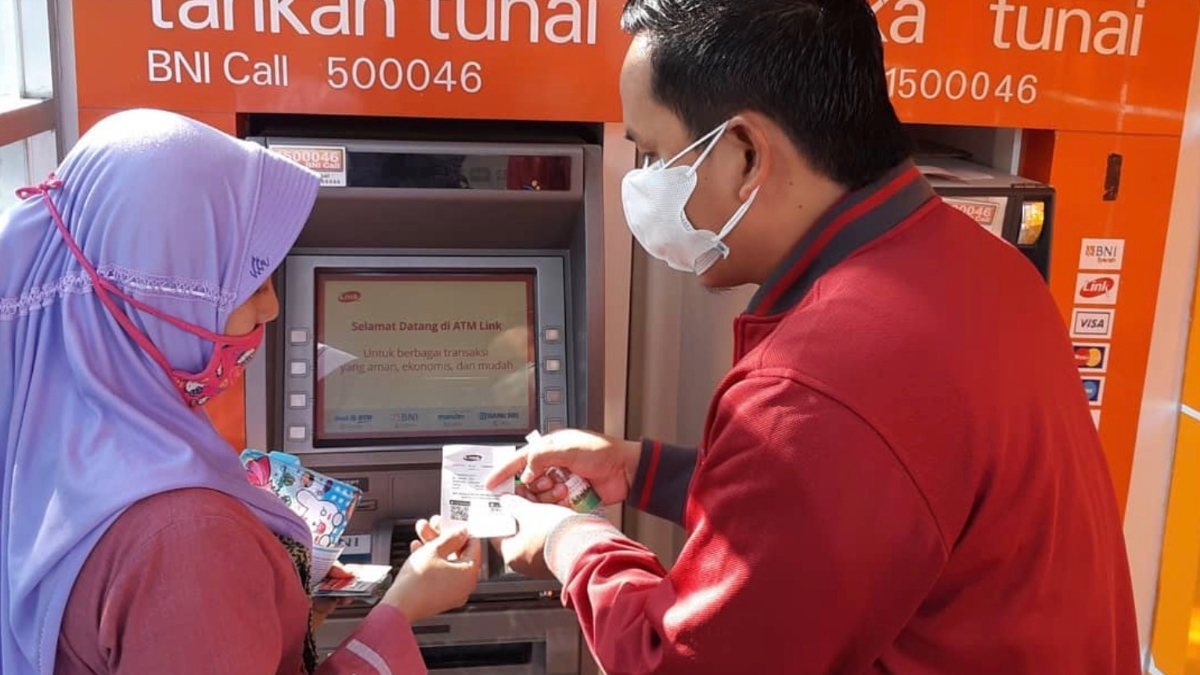 Ilustrasi pendampingan pengambilan bansos KPM oleh petugas