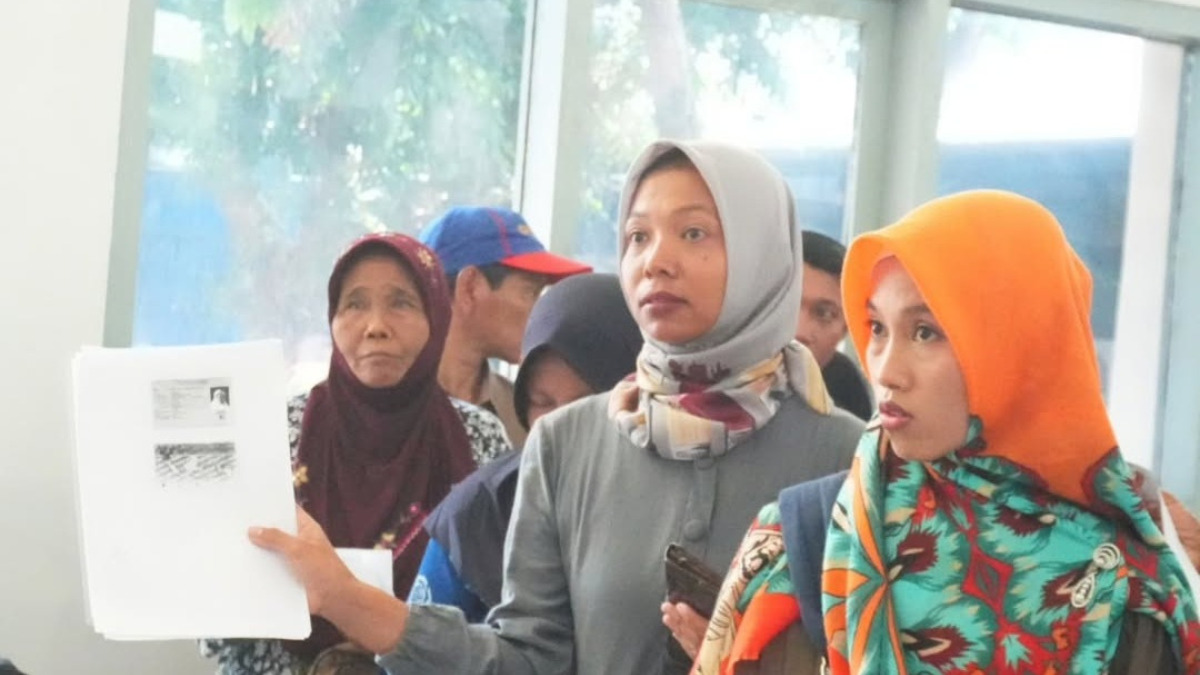 Ilustrasi. KPM bansos mengurus penyaluran BLT Kesra.