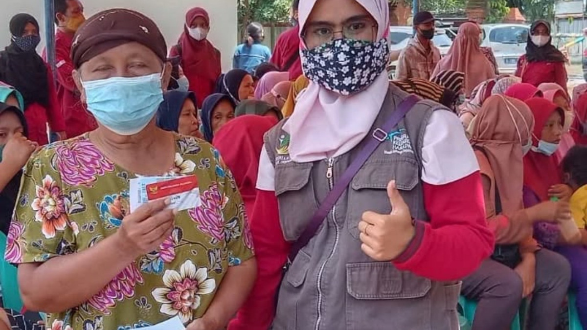 Ilustrasi KPM mengambil dana bansos