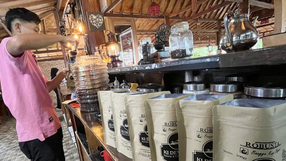 Proses pengemasan bubuk kopi robusta di Kedai Kopi Ki Demang, Desa Sukaharja, Kecamatan Sukamakmur, Kabupaten Bogor.